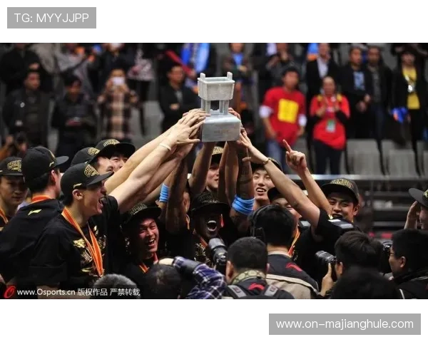 哥伦布机员赛后更衣室庆祝过激 草坪受损引发主场维护风波 哥伦布机员赛后更衣室庆祝过激 草坪受损引发主场维护风波