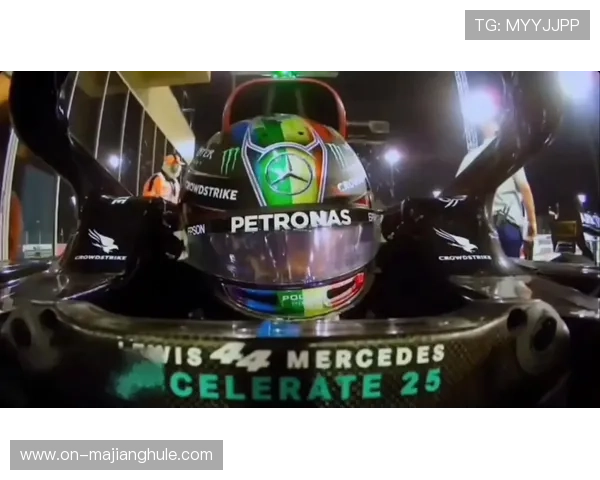 维斯塔潘与汉密尔顿轮对轮较量,七届冠军锁死轮胎险失位置 维斯塔潘与汉密尔顿轮对轮较量,七届冠军锁死轮胎险失位置