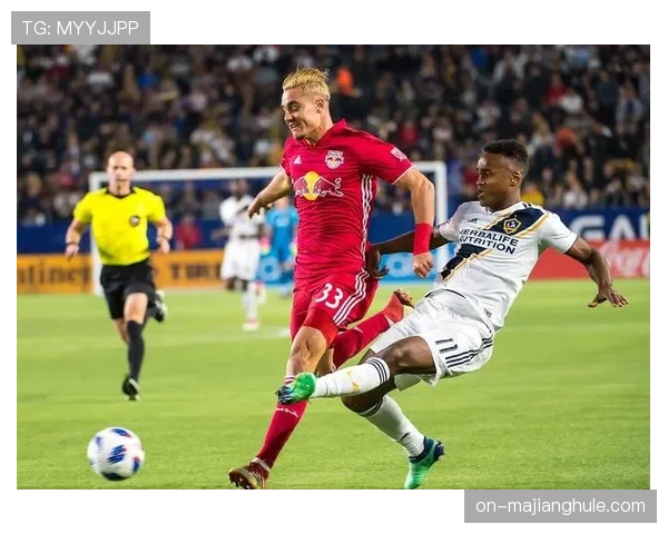 弗赖堡球员在威斯特法伦的喧嚣中严格执行防守站位